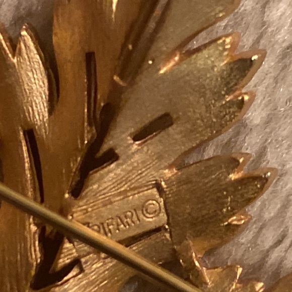 Gold tone Trifari brooch (AZ) - Picture 2 of 4